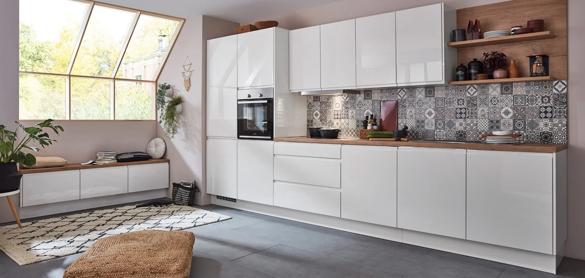 nobilia: Lange weiße Hochglanz-Küchenzeile an einer Wand mit Hochschränken, Backofen