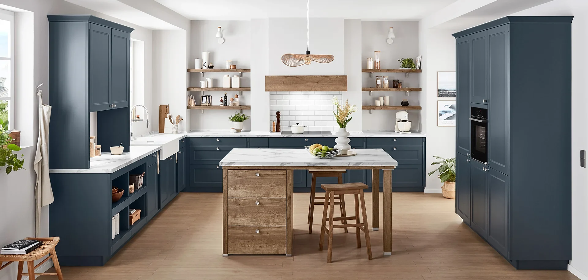 nobilia: Blaue Landhausküche mit Zeilen an linker und hinterer Wand